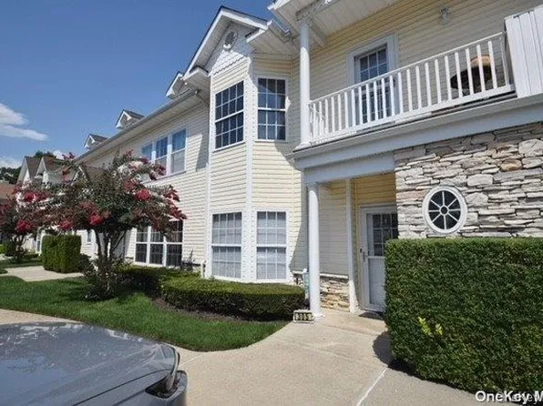 305 Narragansett Villas Drive #305, Lindenhurst, NY 11757
