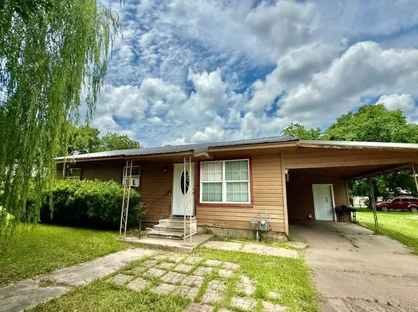 805 W 3rd St, Clarksville, TX 75426