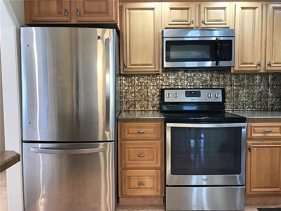 4th image of 35 Esther Dr