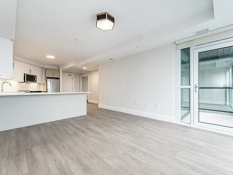 460 Columbia St W — Photo 81