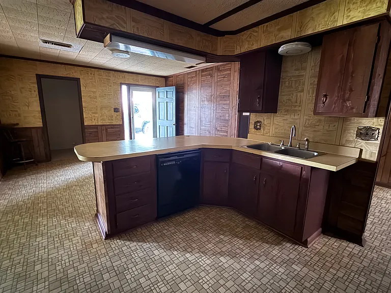 114 Brockton Dr — Photo 2