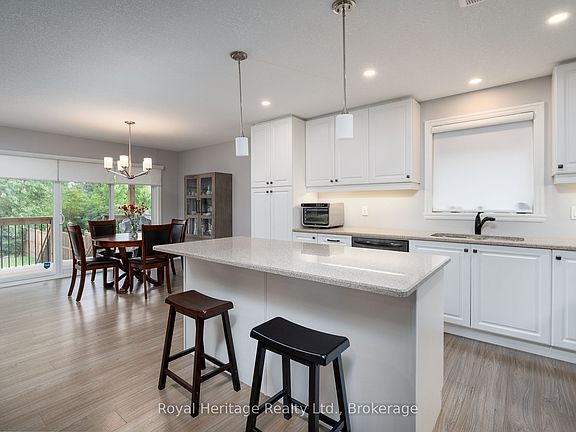 4th image of 22 Lanark Dr