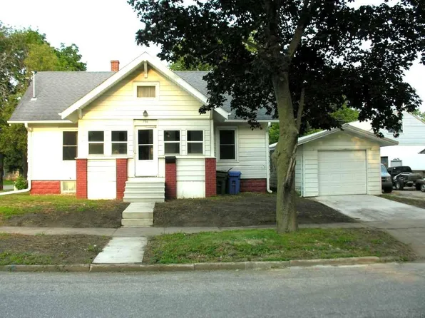 706 N Grand Ave, Charles City, IA 50616