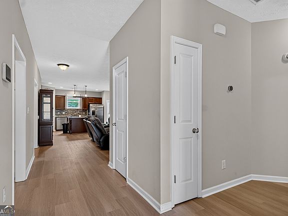 3rd image of 402 Creekside Dr