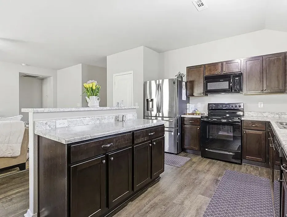 4 bed, 1896 sqft, $1,700 — Photo 4