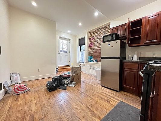 1st image of 136 Hart St #2A