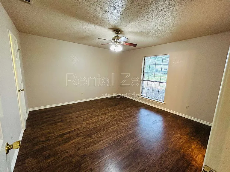 828 Haverford Ln — Photo 10