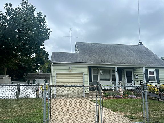 4th image of 8 Lois Ln