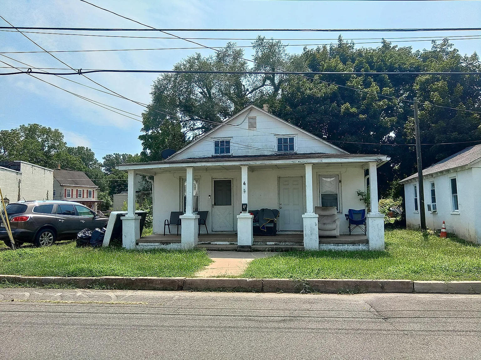3 bed, 1.5 bath, 1200 sqft, $2,400 — Photo 1