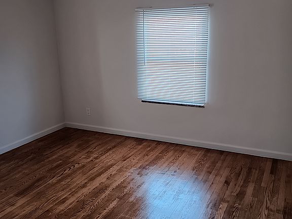 5th image of 240 Parkview Dr