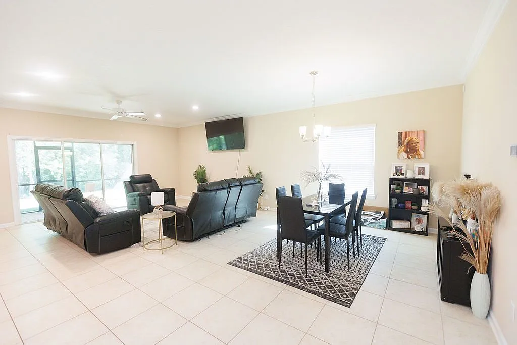 4 bed, 3.0 bath, 2076 sqft, $2,275 — Photo 4