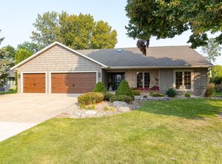 735 E River Dr, Omro, WI 54963