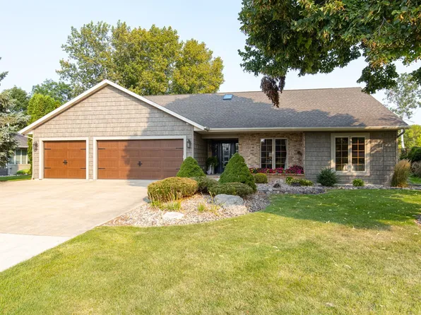 735 E River Dr, Omro, WI 54963