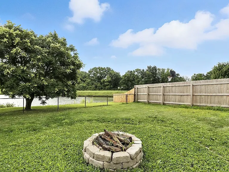 2433 Harvest Moon Dr — Photo 17