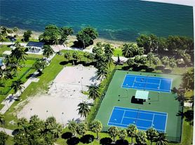 1750 N Bayshore Dr