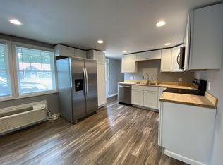 609 1st St W APT F, Independence, IA 50644