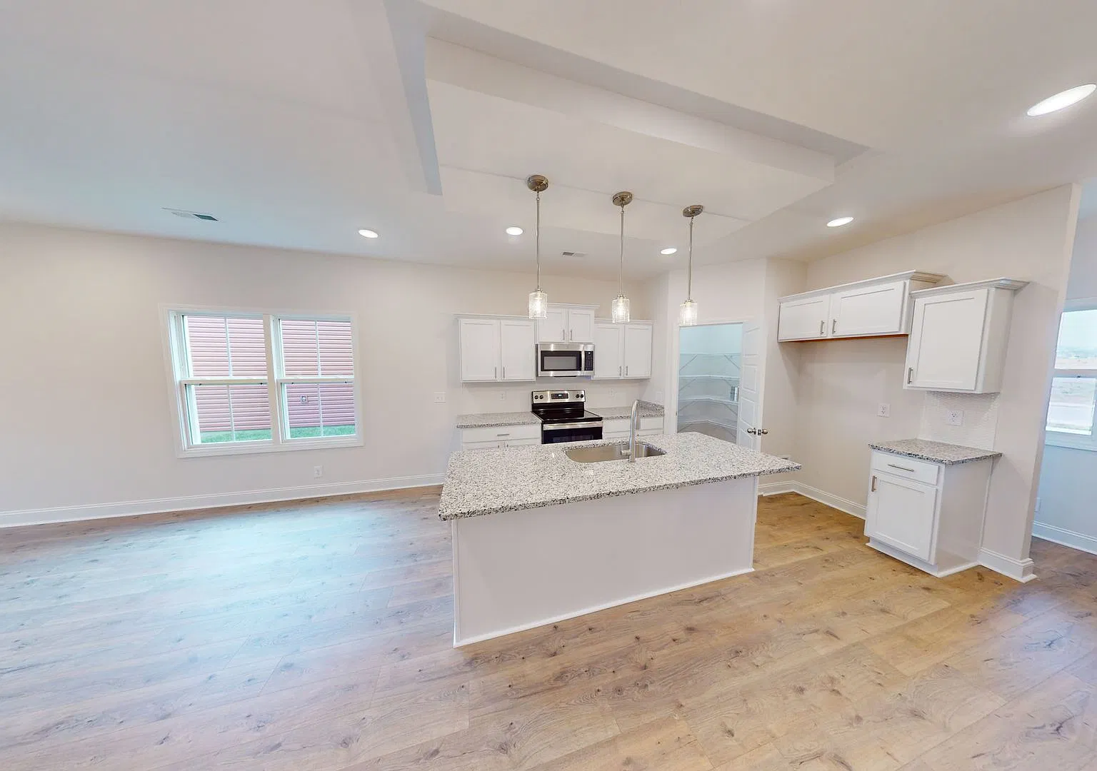 Modern Home with Stainless Steel Appliances, Walk-In Closet And Attached Garage — Photo 3