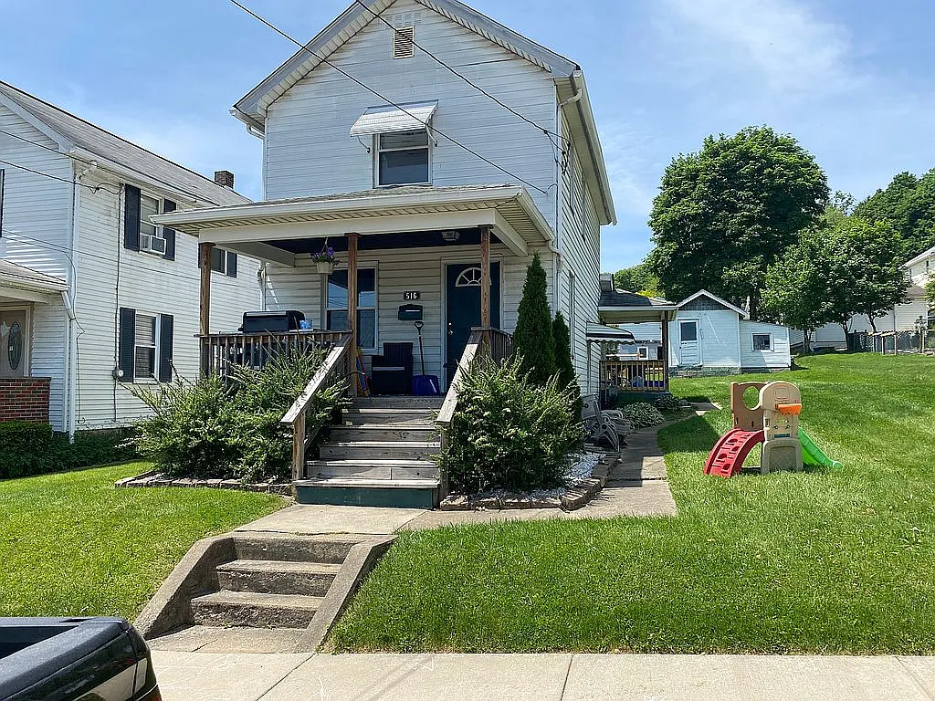 516 College St photo 1