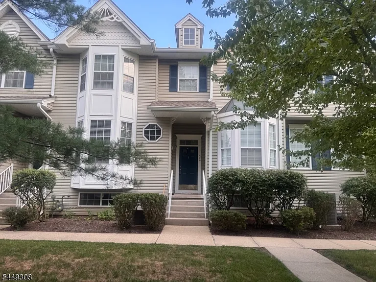 32 Chesterfield Ct — Photo 1