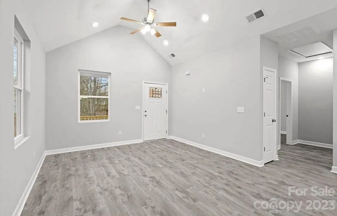 517 Roberts St — Photo 3
