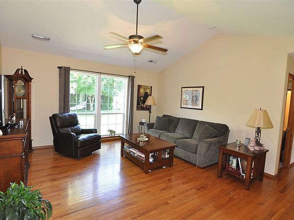 5th image of 4207 Hilltop Dr