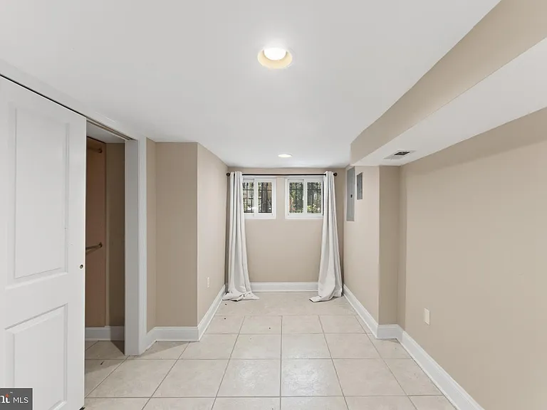 11 R St NW — Photo 35
