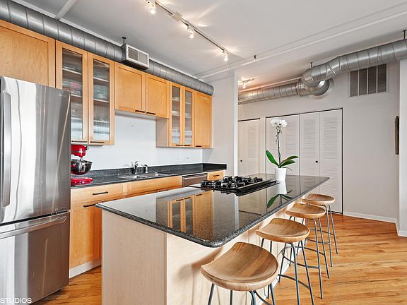 5th image of 1735 W Diversey Pkwy APT 405