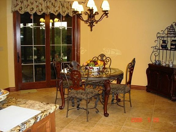 Breakfast/ Eat in Kitchen