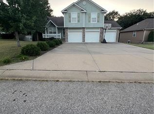 510 Fountain Hills Dr, Warrensburg, MO 64093
