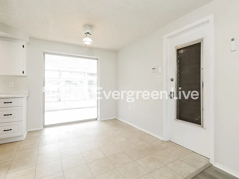 1146 Classic Dr — Photo 5