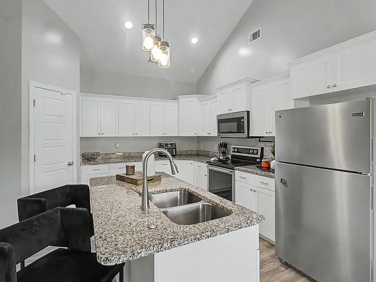 214 E Franklin St — Photo 6