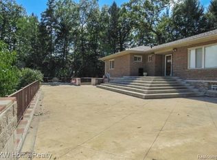 1130 Elmwood Dr, Ann Arbor, MI 48104