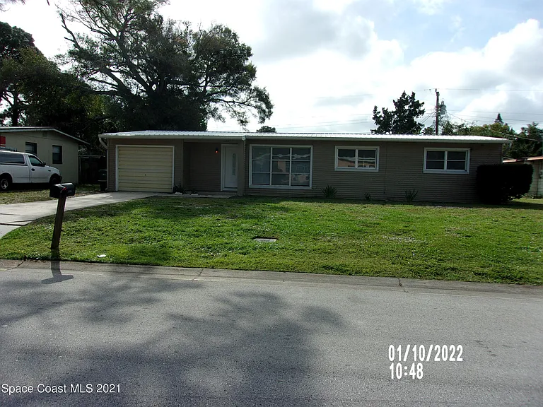 1105 Myrtle Ln — Photo 2