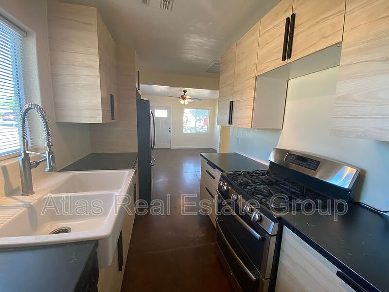 1st image of 2417 E Clarendon Ave