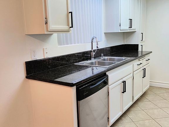 4th image of 13138 Moorpark St #10