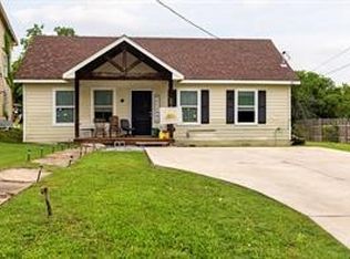 807 E 3rd St, Taylor, TX 76574