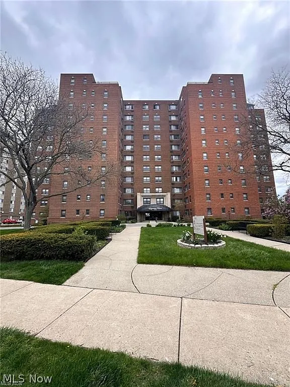 1 bed, 1.0 bath, 688 sqft, $1,185 — Photo 1