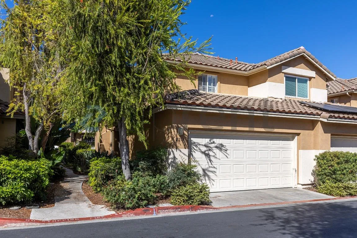 3 bed, 2.5 bath, 1447 sqft, $4,350 — Photo 1