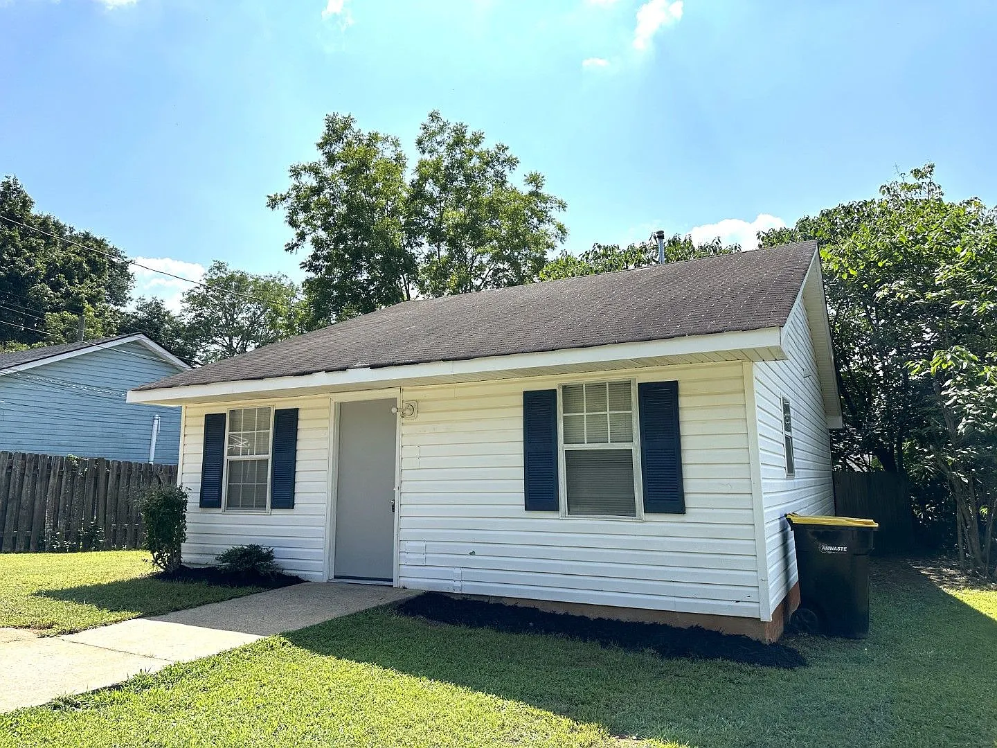 Great location, close to everything, private setting, large rooms, tile floors, huge kitchen, mus... — Photo 2