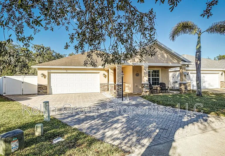 7233 Wakeview Dr — Photo 2