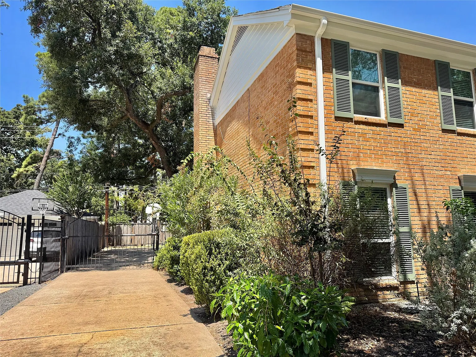 4 bed, 2.5 bath, 2708 sqft, $3,200 — Photo 4