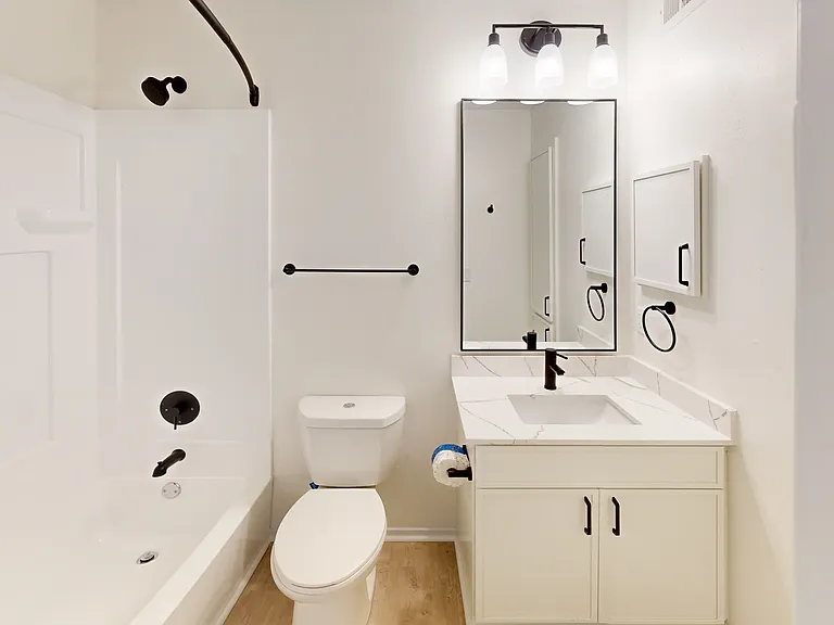 Azalea - R - Bathroom