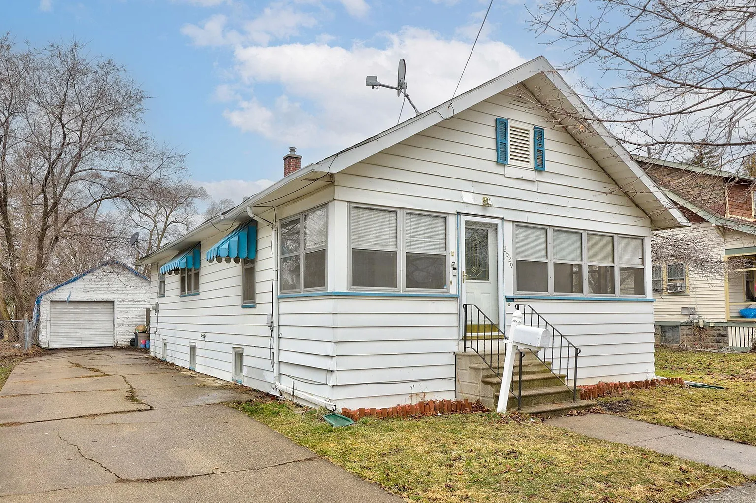 2529 Benjamin St photo 1
