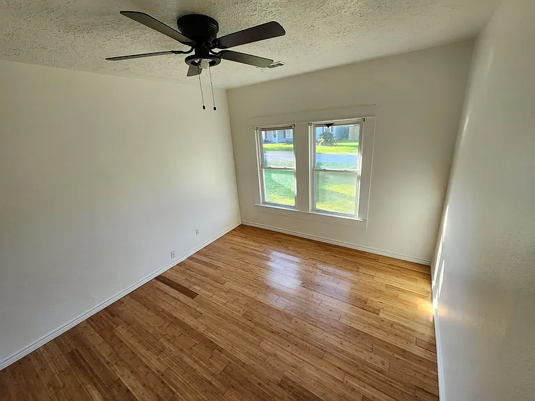 302 Ella St — Photo 3
