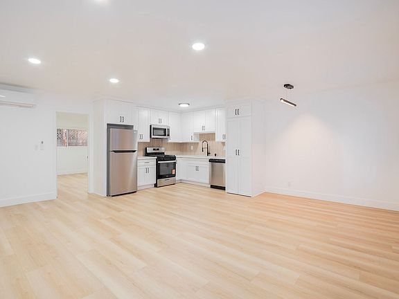 3rd image of 926 N Hudson Ave #3