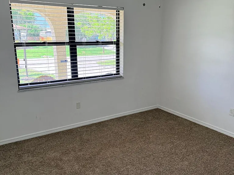 508 NW Azalea Ave — Photo 3