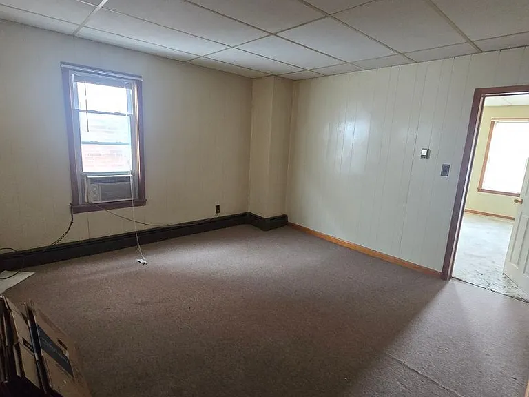 533 W Broadway — Photo 2