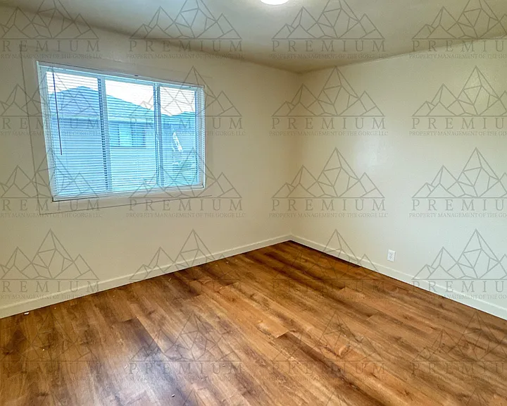 315 W 6th St — Photo 3
