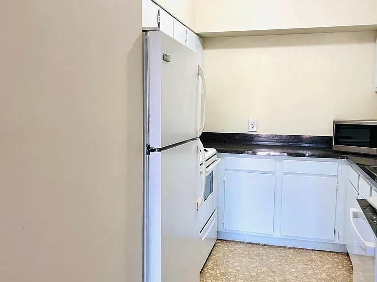 619 King St #402 — Photo 6