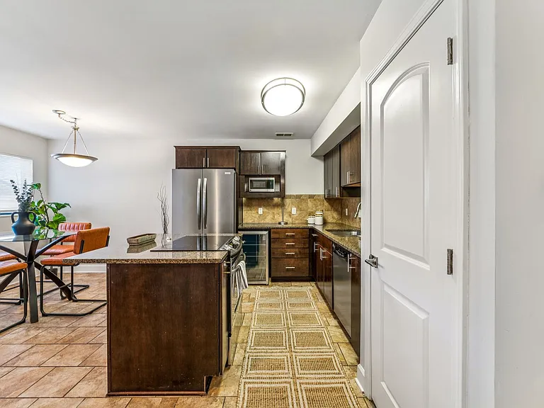 530 W 10th St #530 — Photo 14